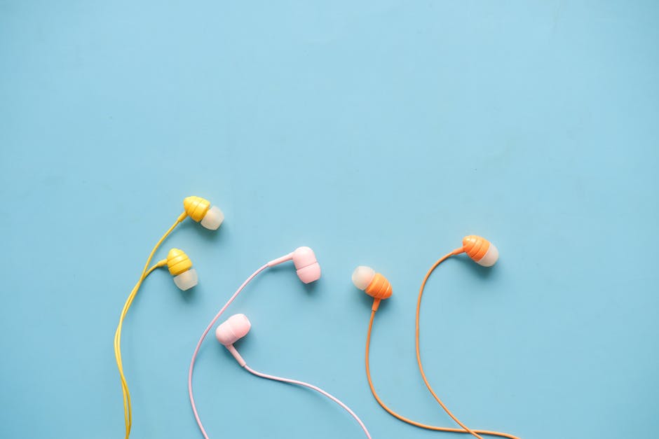 Sänger hören über Ohrhörer-Knopf auf Musik